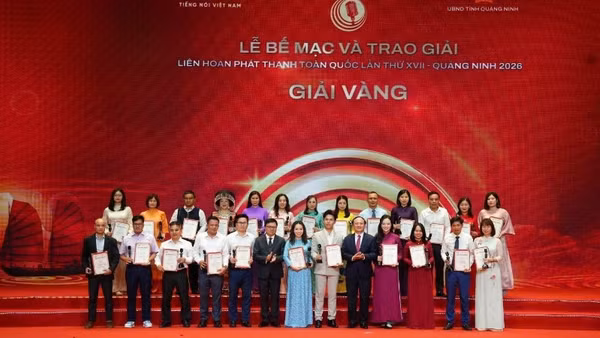 Các đại diện nhóm tác giả nhận Giải Vàng của Liên hoan Phát thanh toàn quốc lần thứ XVII. (Ảnh: VOV)