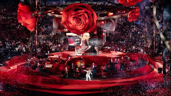 “The Rose” gây ấn tượng ngay từ thiết kế sân khấu độc đáo. (Ảnh: BTC)