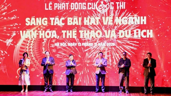 Các đại biểu thực hiện nghi thức phát động cuộc thi. (Ảnh: PHẠM SỸ)