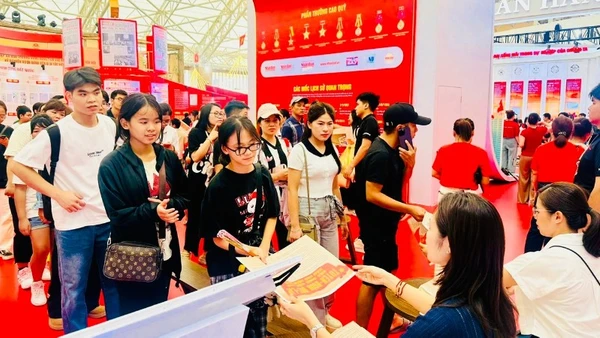 Triển lãm “Báo Nhân Dân - Tiếng nói của Đảng, Nhà nước và nhân dân Việt Nam” thu hút đông đảo công chúng. (Ảnh: KIM LĨNH)