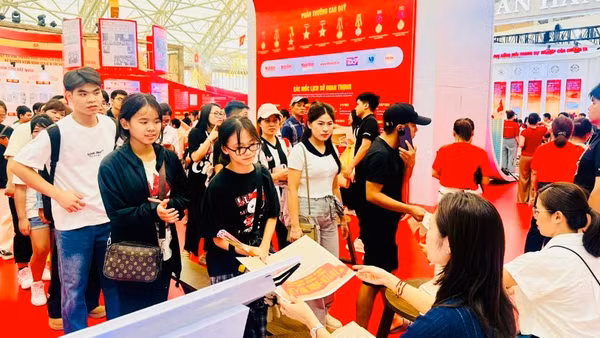 Triển lãm “Báo Nhân Dân - Tiếng nói của Đảng, Nhà nước và nhân dân Việt Nam” thu hút đông đảo công chúng. (Ảnh: KIM LĨNH)