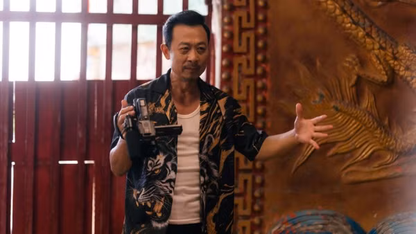 Danh hài Vân Sơn vào vai đạo diễn Tâm OK trong phim. (Ảnh: ĐOÀN PHIM CUNG CẤP)