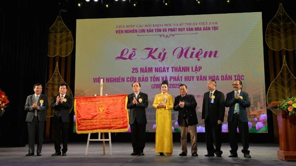 Viện Nghiên cứu bảo tồn và phát huy văn hóa dân tộc đón nhận bức vinh danh từ Liên hiệp các Hội Khoa học và kỹ thuật Việt Nam. 