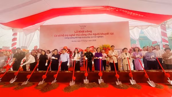 Các đại biểu thực hiện nghi thức khởi công cơ sở hỗ trợ nghề thủ công cho người khuyết tật. 