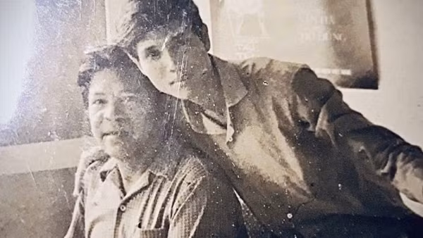 Nghệ sĩ Nhân dân Văn Hà (bên phải) chụp cùng nhạc sĩ Đỗ Nhuận vào tháng 5/1975. (Ảnh: TƯ LIỆU)