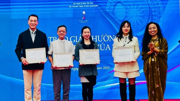 Trao giải A cho các tác phẩm, chương trình xuất sắc.