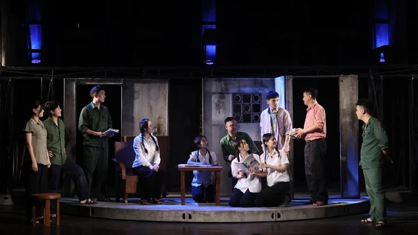 "Quân khu Nam Đồng" tái hiện lát cắt của ký ức về những người trẻ tuổi. (Ảnh: Nhà hát Tuổi trẻ)