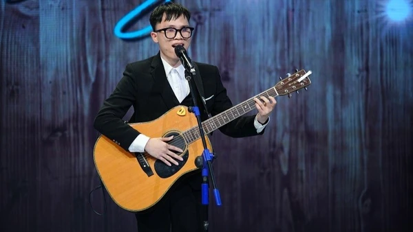 "Trạm yêu thương" kể câu chuyện về Đỗ Trung Minh - chàng trai khiếm thị chọn âm nhạc để bước đi và thắp sáng tương lai. (Ảnh: Ê-KÍP SẢN XUẤT)