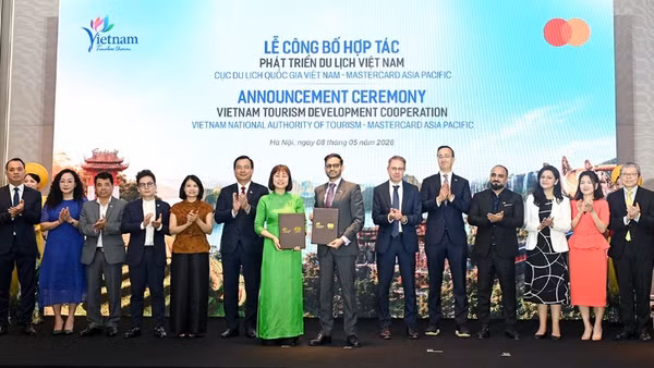 Lãnh đạo Cục Du lịch Quốc gia Việt Nam và Mastercard trao Bản ghi nhớ hợp tác phát triển du lịch Việt Nam. (Ảnh: TITC)