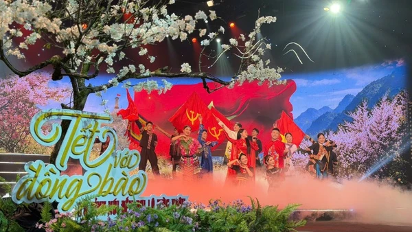 Chương trình "Tết với đồng bào 2026" có chủ đề “Từ đỉnh núi đến đại lộ mùa xuân”. (Ảnh: VTV)