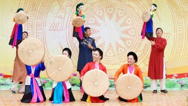 Nhà hát Múa rối Việt Nam biểu diễn tiết mục "Trảy hội Xuân” tại điểm Trường phổ thông dân tộc bán trú trung học cơ sở Lũng Cú.