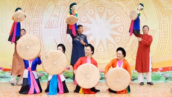 Nhà hát Múa rối Việt Nam biểu diễn tiết mục "Trảy hội Xuân” tại điểm Trường phổ thông dân tộc bán trú trung học cơ sở Lũng Cú.