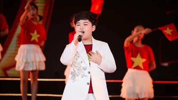 Dương Đức Hải gây ấn tượng khi hát "Nhà tôi có treo một lá cờ".