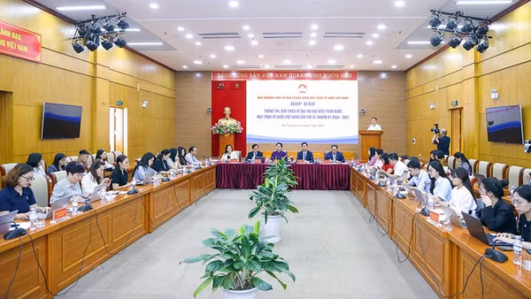 Toàn cảnh buổi họp báo.