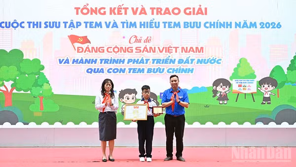 Đại diện Ban tổ chức trao Giải Đặc biệt tặng thí sinh Đặng Trung Hiếu.