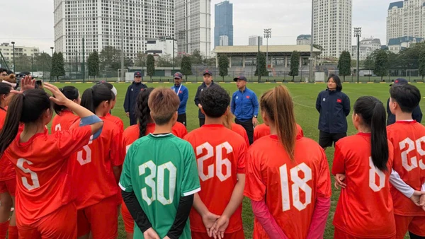 Ban huấn luyện dặn dò các tuyển thủ U20 nữ Việt Nam trong buổi tập. (Ảnh: VFF)