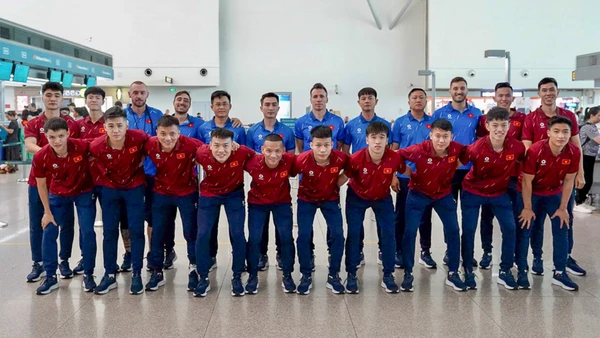 Ban huấn luyện cùng các tuyển thủ futsal Việt Nam lên đường tham dự Vòng chung kết futsal châu Á 2026. (Ảnh: VFF)