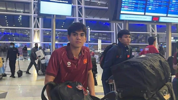 Đội trưởng Khuất Văn Khang cùng các đồng đội trở về nước sau hành trình đáng nhớ. (Ảnh: VFF)