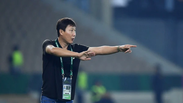 Huấn luyện viên Kim Sang Sik chỉ đạo các học trò. (Ảnh: VFF)