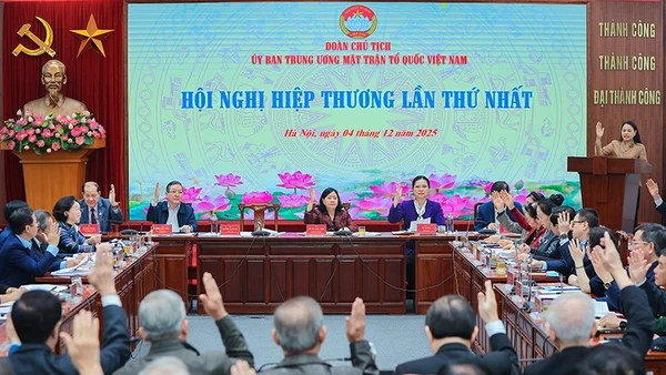 Các đại biểu hiệp thương thông qua một số nội dung tại Hội nghị.