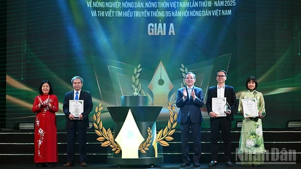 Các đồng chí Bùi Thị Minh Hoài, Lương Quốc Đoàn (lần lượt thứ nhất và ba từ trái sang) trao giải A Giải báo chí và giải A Cuộc thi viết cho các tác giả, đại diện nhóm tác giả tiêu biểu.