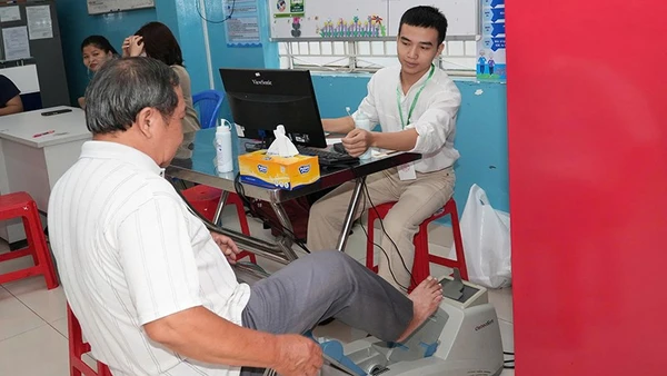 Các chuyên gia của Viện Y học ứng dụng Việt Nam kiểm tra, chăm sóc sức khỏe cho người cao tuổi tham gia khảo sát về dinh dưỡng.