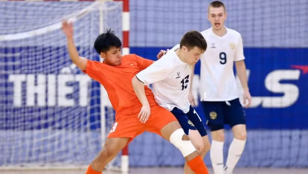Đội tuyển U19 futsal Việt Nam chấp nhận thất bại trước đối thủ mạnh là U19 futsal Nga. (Ảnh: VFF)