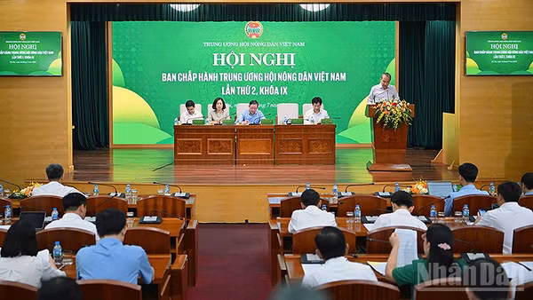 Các đại biểu tại hội nghị nghe Phó Chủ tịch Thường trực Hội Nông dân Việt Nam Phan Như Nguyện trình bày báo cáo tổng hợp.