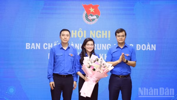Đồng chí Bùi Quang Huy, Ủy viên Trung ương Đảng, Bí thư thứ nhất Trung ương Đoàn (bên phải) tặng hoa chúc mừng Chủ tịch Hội đồng Đội Trung ương khóa X Hồ Hồng Nguyên và Phó Chủ tịch Thường trực Hội đồng Đội Trung ương khóa X Hoàng Thái Nam. 