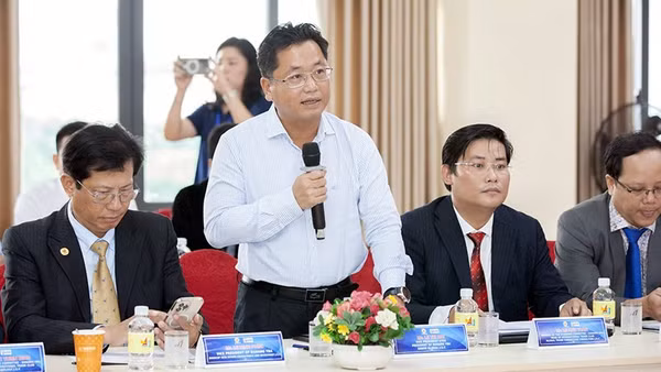 Nguyên Phó Chủ tịch Hội Doanh nhân trẻ Việt Nam Lê Trí Hải (áo trắng) được bổ nhiệm làm Chủ tịch Câu lạc bộ Công nghệ và Chuyển đổi số Doanh nhân trẻ Việt Nam. (Ảnh: Trung ương Hội Doanh nhân trẻ Việt Nam)