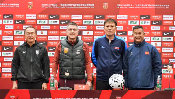 Huấn luyện viên Đinh Hồng Vinh (ngoài cùng bên phải) dự họp báo. (Ảnh: VFF)