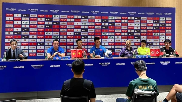 Huấn luyện viên trưởng Diego Giustozzi và đội trưởng Phạm Đức Hòa tại buổi họp báo. (Ảnh: VFF)