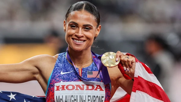 Sydney McLaughlin-Levrone ăn mừng cùng Huy chương Vàng 400 nữ tại Giải vô địch điền kinh thế giới 2025. (Ảnh: World Athletics)