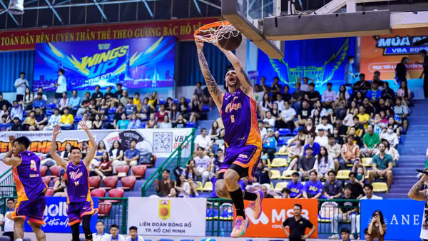 Dakota Zinser úp rổ ghi điểm cho Ho Chi Minh City Wings. (Ảnh: VBA)