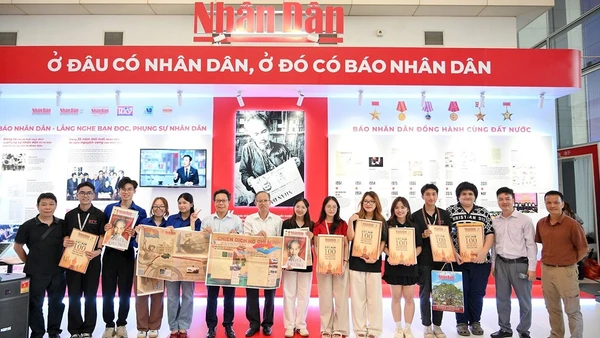 Đông đảo các bạn trẻ hào hứng đón nhận ấn phẩm đặc biệt của Báo Nhân Dân. (Ảnh: THẾ ĐẠI)