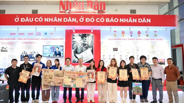 Độc giả vui mừng khi trên tay cầm những ấn phẩm đặc biệt của Báo Nhân Dân.