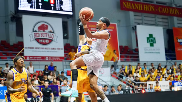 Ariyon Williams đột phá ghi điểm cho Hanoi Buffaloes. 