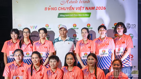 Huấn luyện viên Nguyễn Tuấn Kiệt cùng các tuyển thủ bóng chuyền nữ Việt Nam. (Ảnh: THÀNH ĐẠT)