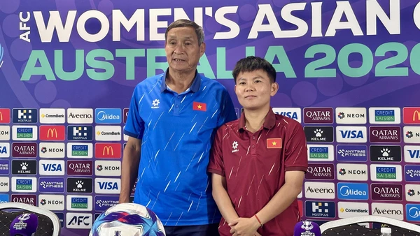 Huấn luyện viên Mai Đức Chung và tiền vệ Nguyễn Thị Bích Thùy tại buổi họp báo trước trận gặp tuyển nữ Nhật Bản. (Ảnh: VFF)