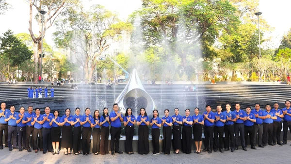 Dâng hoa tại Tượng đài “Giọt nước mắt”, tưởng nhớ đồng bào, cán bộ, chiến sĩ và lực lượng tuyến đầu đã mất do Covid-19.