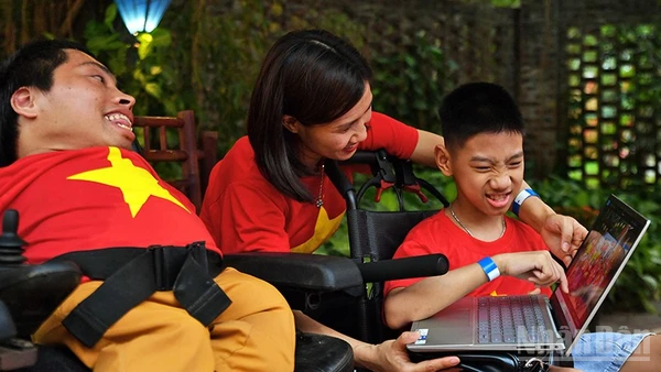 Thanh niên khuyết tật say mê tìm hiểu khoa học-công nghệ.