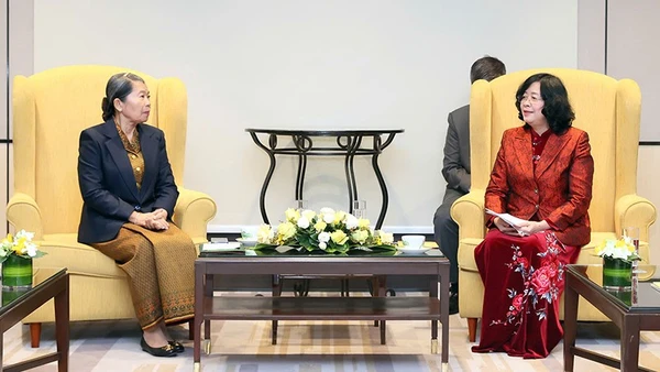 Đồng chí Bùi Thị Minh Hoài và bà Samdech Men Sam An trao đổi ý kiến tại buổi tiếp.