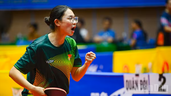 Tay vợt Lâm Thu Cúc lần lượt vượt qua các nhà vô địch Mai Hoàng Mỹ Trang và Nguyễn Khoa Diệu Khánh đầy thuyết phục. (Ảnh: BẢO LONG)