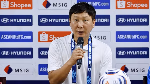 Huấn luyện viên Kim Sang Sik tại buổi họp báo sau trận đấu. (Ảnh: VFF)