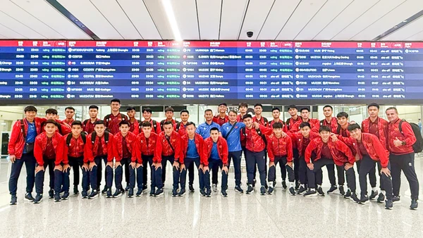 Ban huấn luyện cùng các tuyển thủ U23 Việt Nam có mặt tại Tây An. (Ảnh: VFF)