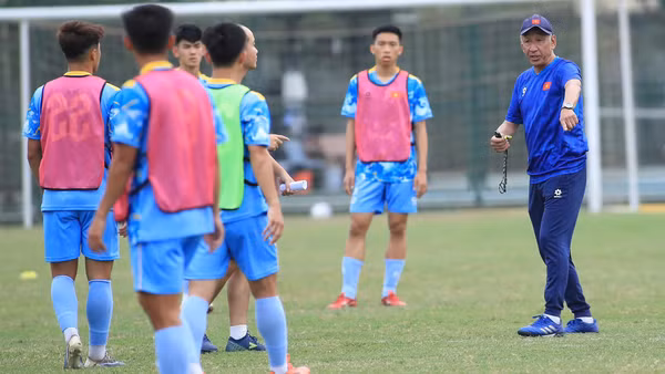 Huấn luyện viên Yutaka Ikeuchi hướng dẫn các học trò trong buổi tập của U19 Việt Nam. (Ảnh: VFF)