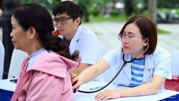 Các y, bác sĩ tình nguyện khám bệnh cho người dân Thủ đô.