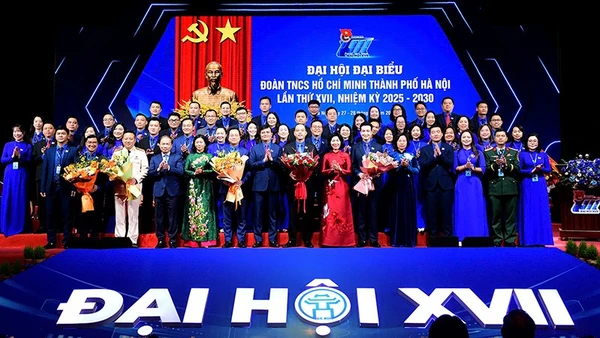 Đại diện lãnh đạo các ban, bộ, ngành, đoàn thể và Thủ đô tặng hoa chúc mừng Ban Chấp hành Đoàn Thanh niên Thành phố Hà Nội khóa XVII. 
