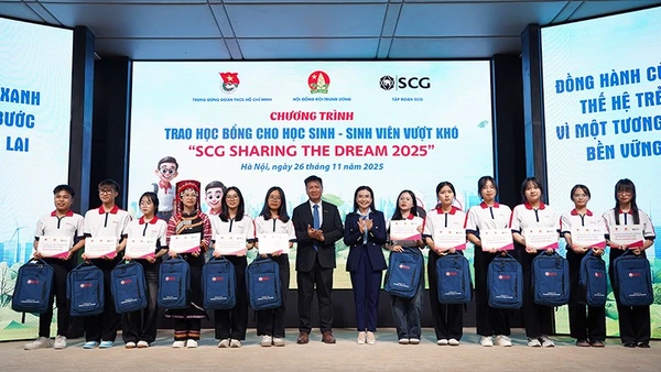 Đại diện Trung ương Đoàn và Tập đoàn SCG trao quà, học bổng tặng sinh viên tiêu biểu.