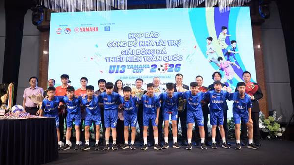 Các cầu thủ U13 chụp hình cùng đại diện Ban Tổ chức. 